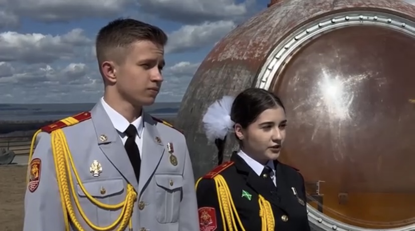 Кадеты станцевали «Гагаринский вальс» на месте приземления первого космонавта 